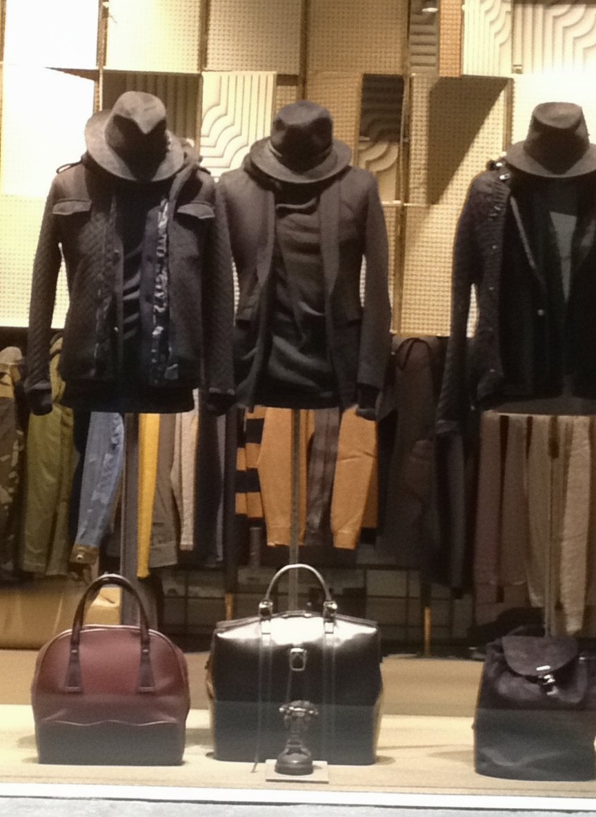 Un'esposizione curata che celebra l'eleganza maschile e l'artigianalità degli accessori, espressione di stile senza tempo.
