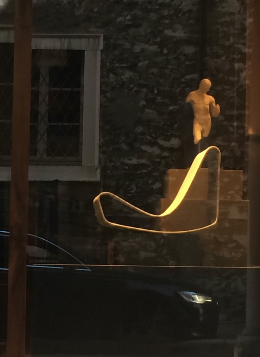 Immagine non conforme agli standard di qualità e raffinatezza del brand.